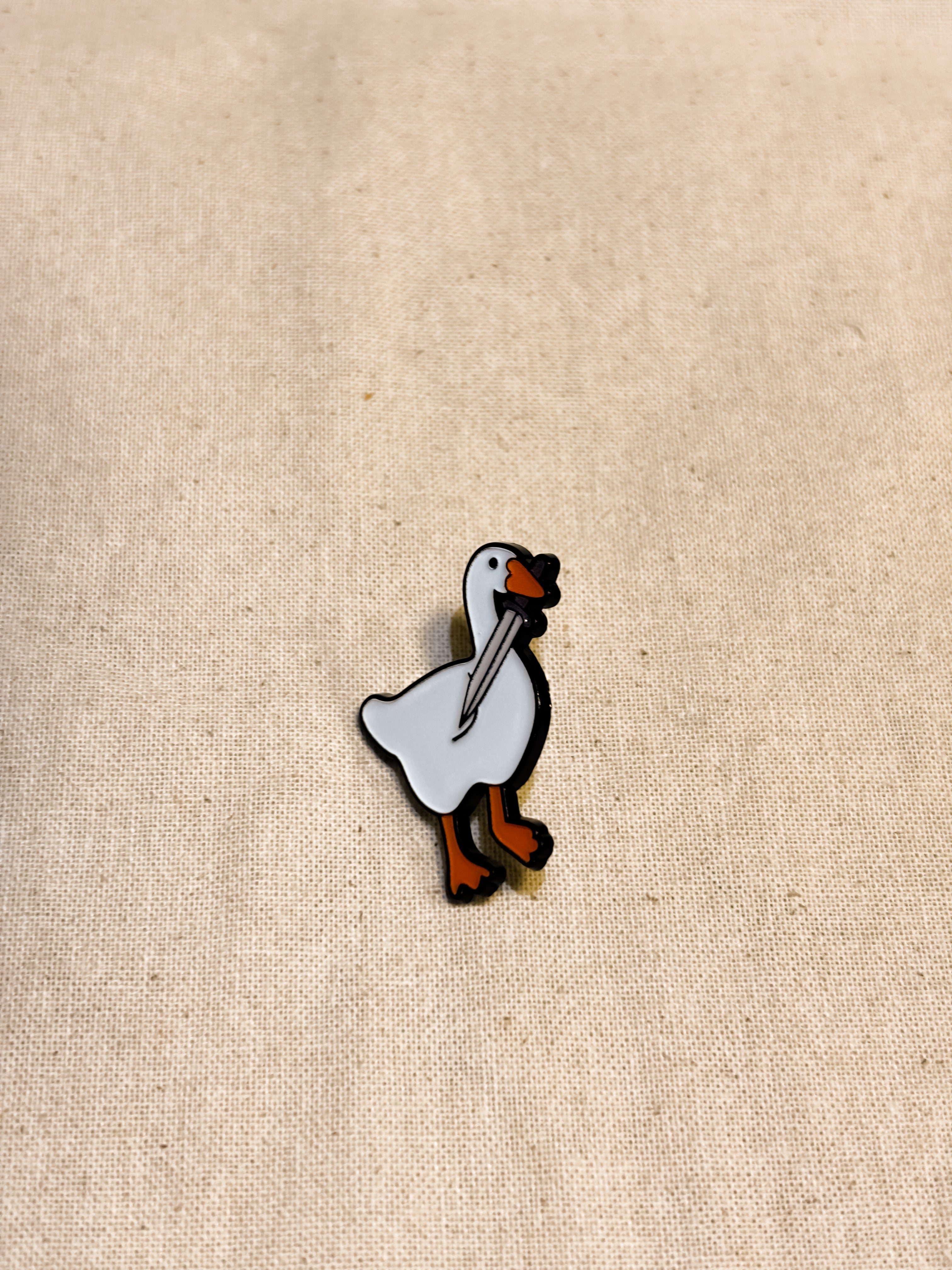 Pin “Pato con cuchillo”